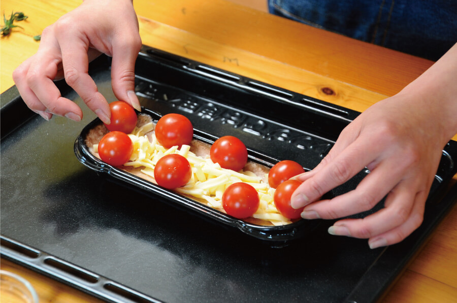 ミートローフに､ミニトマト､ピザ用チーズをのせてオーブンで190度で20分焼きます。（冷凍したまま焼く場合は200度で30分）