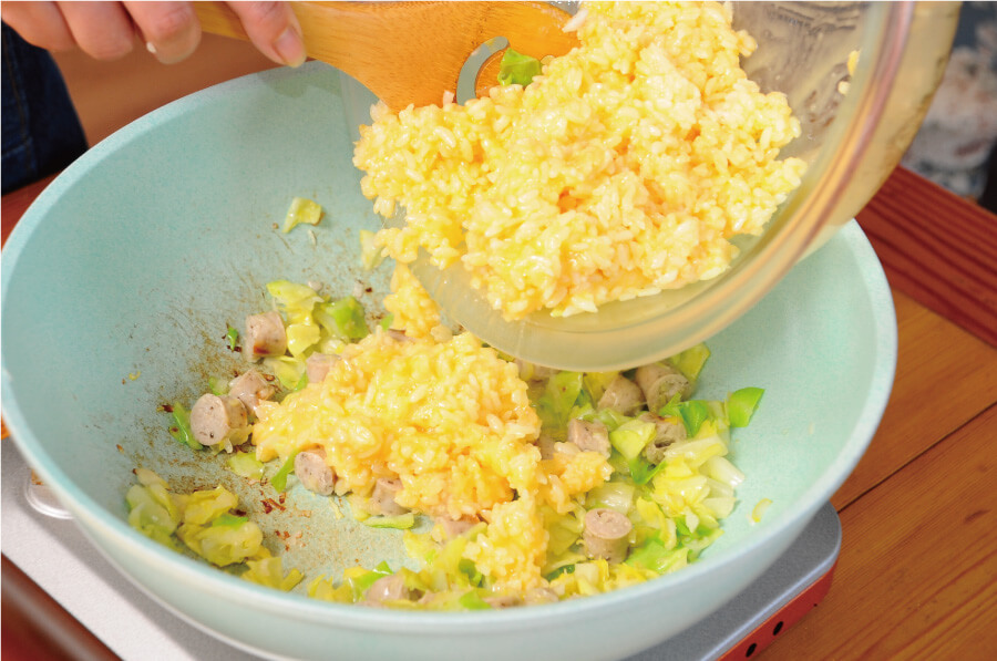 フライパンに準備していた卵かけごはんを入れて､木べらで切るようにじっくり炒めます。