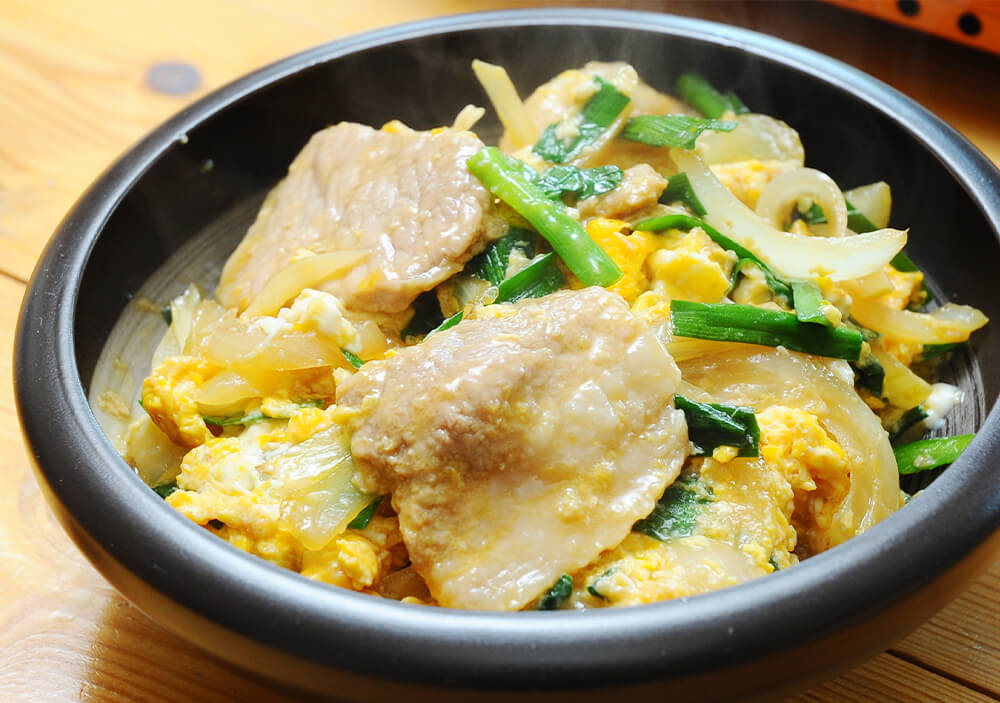 生姜風味の豚のニラたまごとじ