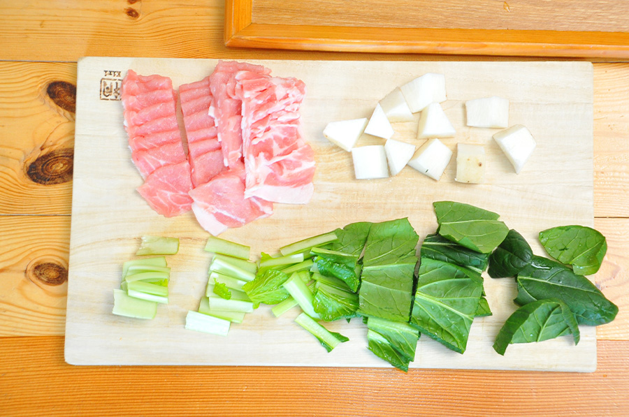 豚肉は食べやすい大きさに切ります。ナガイモは皮ごと乱切りにします。小松菜は３センチ幅にカットします。