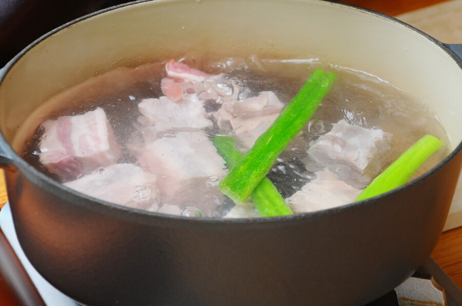 鍋にたっぷりのお湯を沸騰させたら、１と、ネギの青い部分を入れて弱火にして３０分くらい下ゆでします。