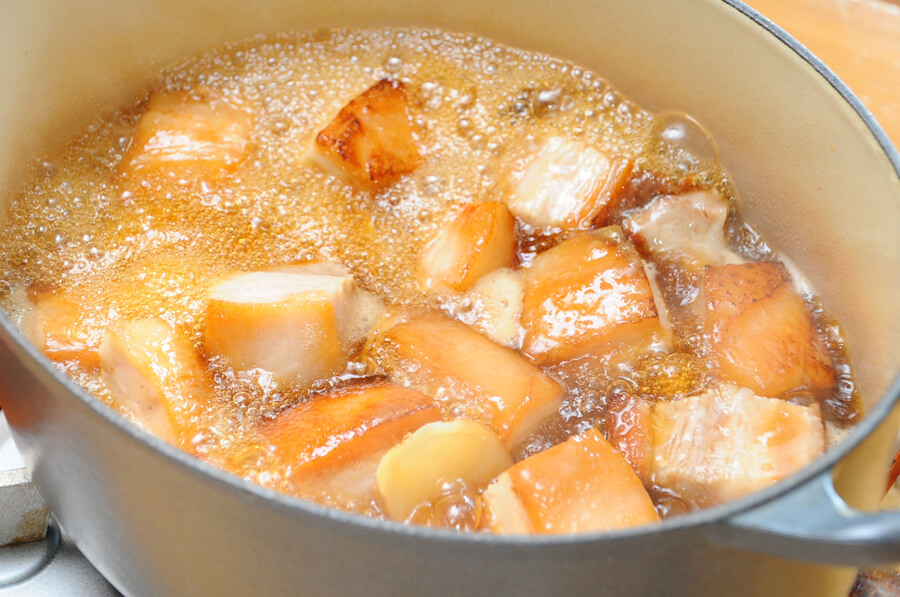 鍋に４と煮汁、生姜、にんにくを入れて弱火で３０分以上煮込んで完成です。