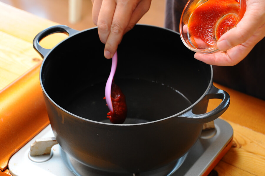 鍋に、水、コチュジャンを入れて沸騰させます。