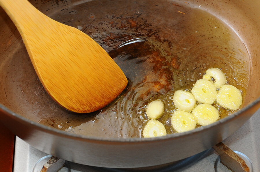 鍋ににんにくとオリーブオイルを入れて火にかけます。
