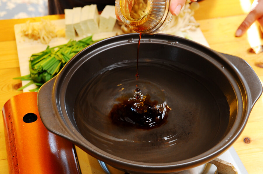 鍋に、みず、しょうゆ、酒を入れて沸騰させます。