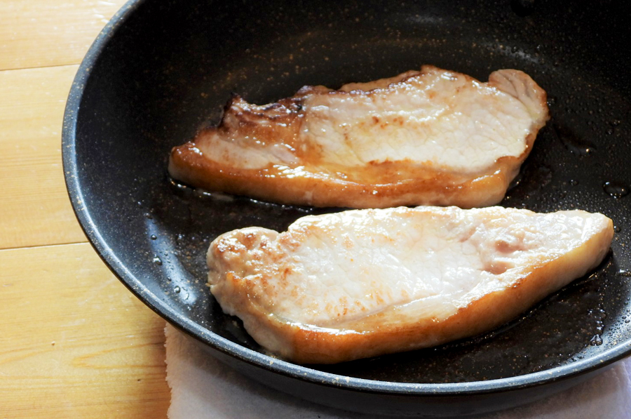 両面が焼けたら、火を止めてフライパンをふきんなどの上に乗せてフライパンを冷ましながら５分ほどお肉を休ませます。