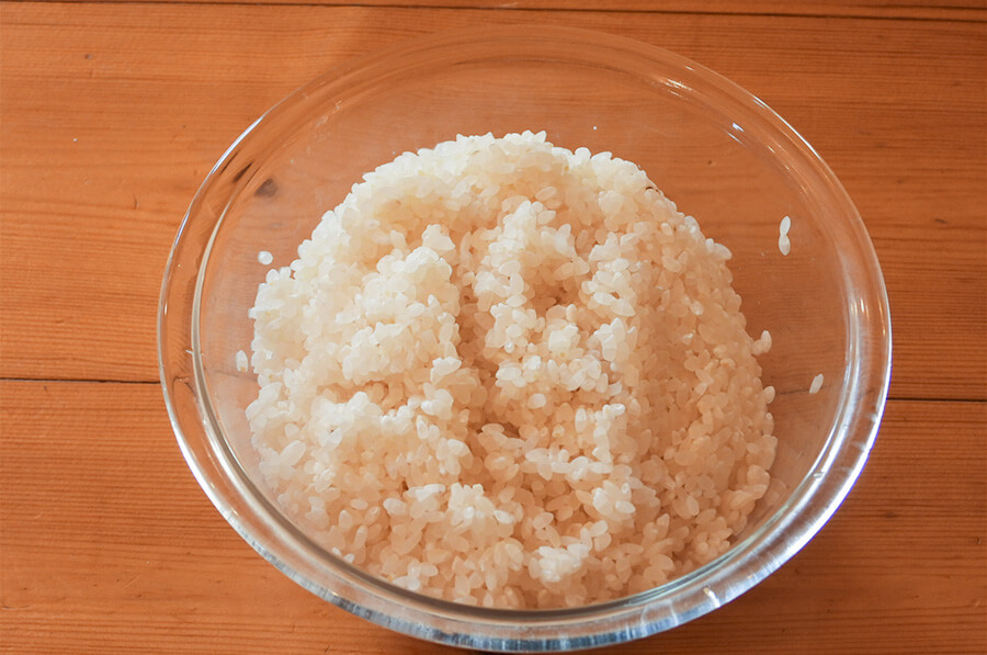 お米はさっとお水を2回変えて洗ったら、ザル上げしておきます。