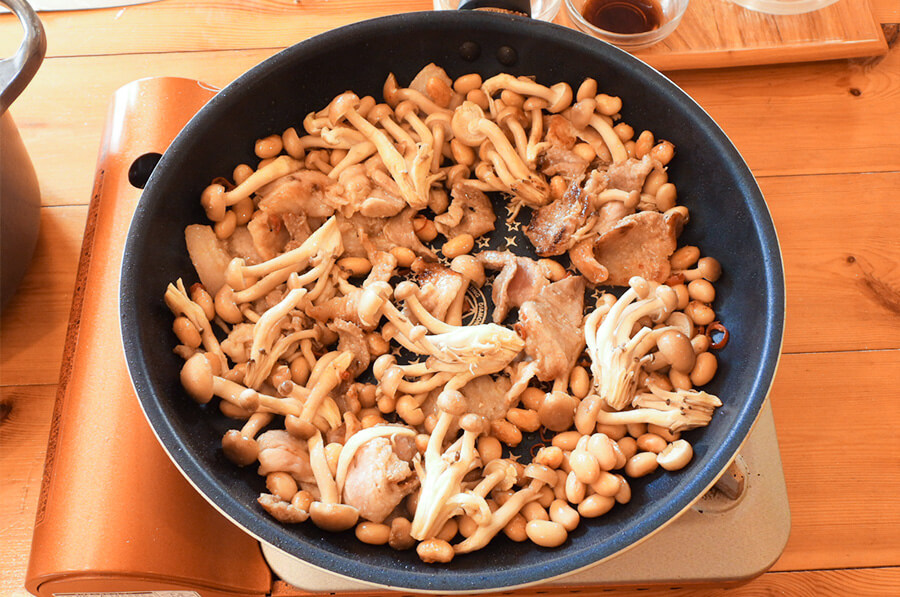 フライパンに、豚バラペペロンチーノとしめじ、缶詰の大豆を入れて、炒めます。