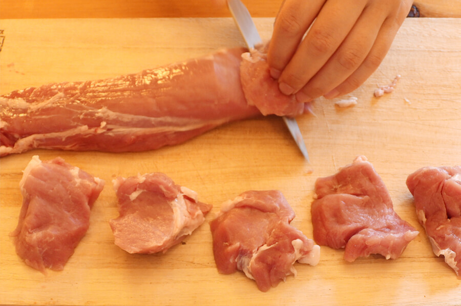 豚ヒレ肉は、2〜3センチくらいの厚さにカットします。