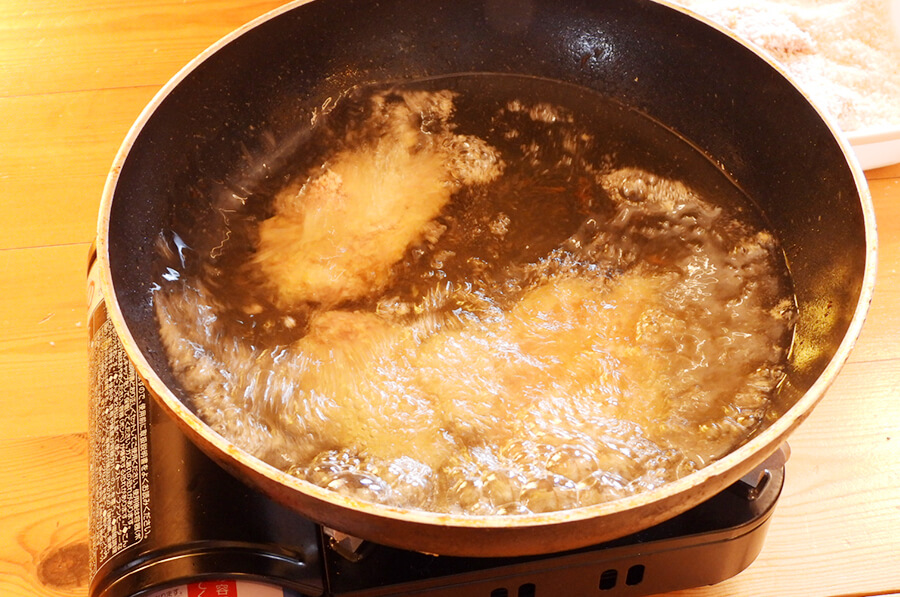 フライパンに、揚げ油を1.5センチくらいの高さまで注いで１６０度くらいまで温めます。