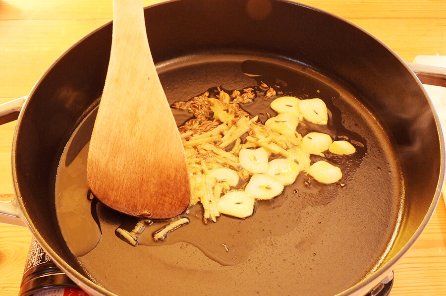 フライパンに、オリーブオイル、にんにく、クミン、生姜を入れて火にかけます。