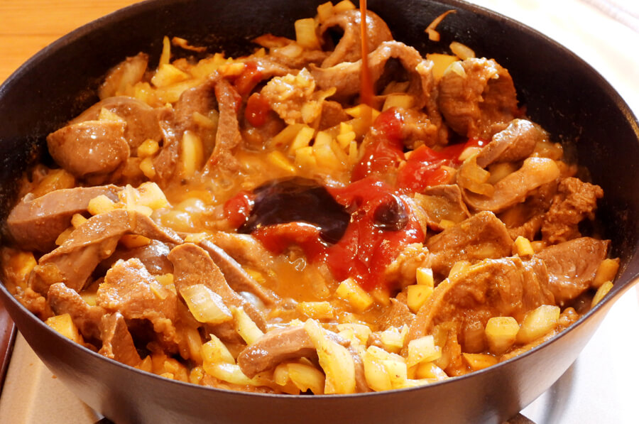 ホルモンに火が通ったら、ケチャップとトンカツソースを加えて、塩、こしょうで味を調えて完成です。