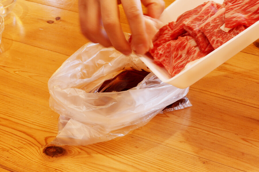 ポリ袋にAの材料を入れたら牛肉を入れて揉み込みます。