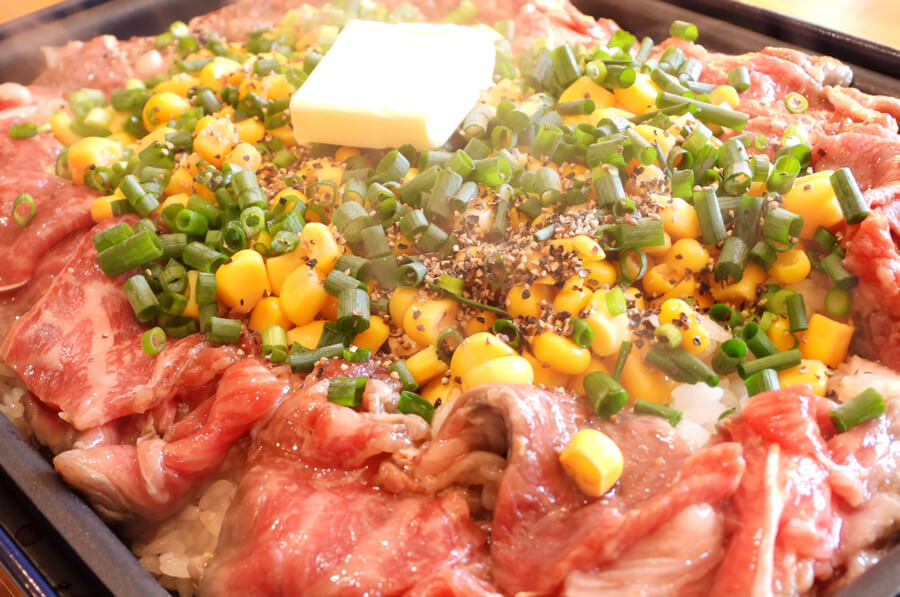 よく混ぜ合わせて、肉に火が通ったらお好みの焼き肉のタレをかけて仕上げます。