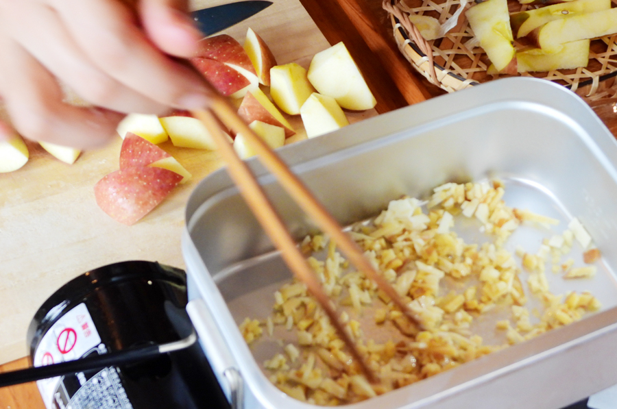 フライパン（またはメスティン）にごま油と、にんにく、生姜を入れて火にかけます。