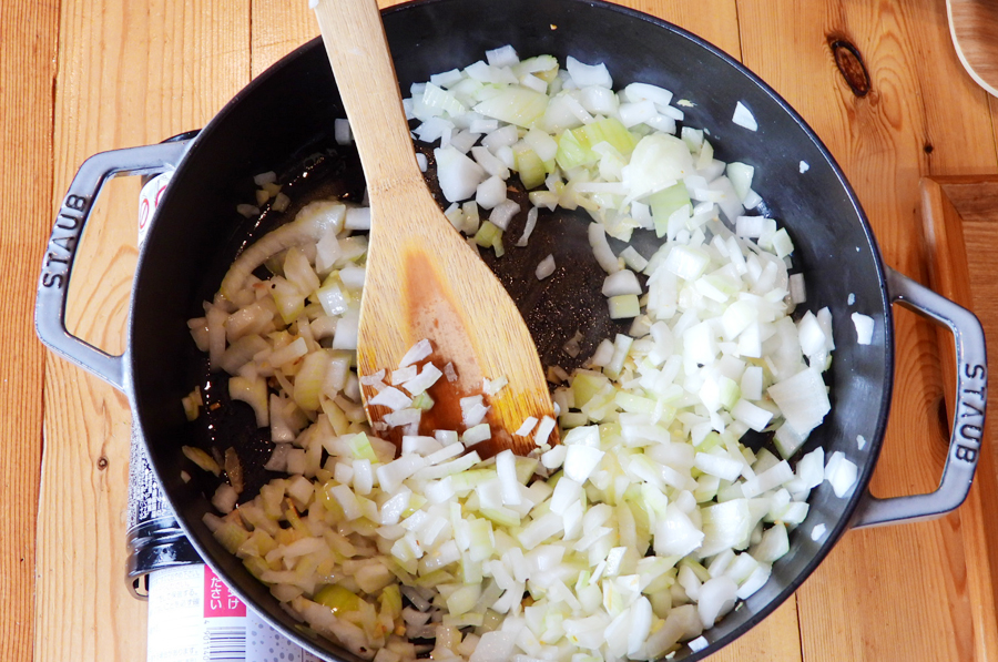 鍋に植物油とにんにく、生姜みじん切りを入れ弱火で炒めていい香りがしてきたら、みじん切りにした玉ねぎ、塩小さじ１を加えて弱火でしんなりするまで炒めます。