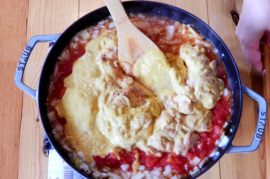 ３にヨーグルトに漬けた牛肉を汁ごと、トマト缶、りんごジュース、コンソメを加えて煮込みます。