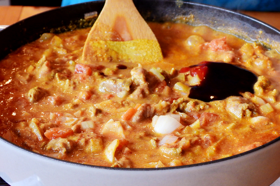 肉に火が通ったら、しょうゆ、とんかつソース、ケチャップ、バターを加えて塩、こしょうで味を調えて完成です。