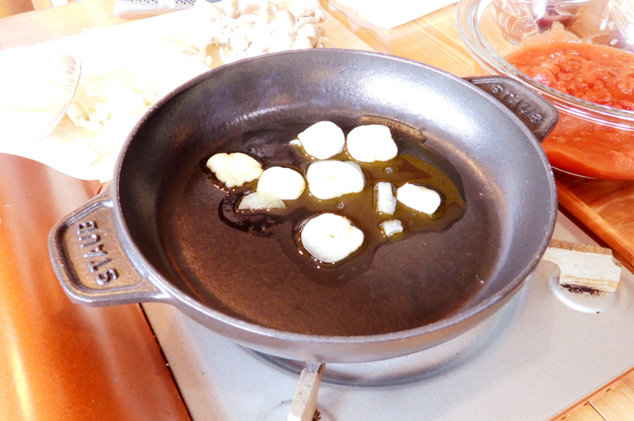 フライパンにオリーブオイルとにんにくを入れて火にかけます。にんにくのいい香りがしてきたら、たまねぎと塩を加えて炒めます。