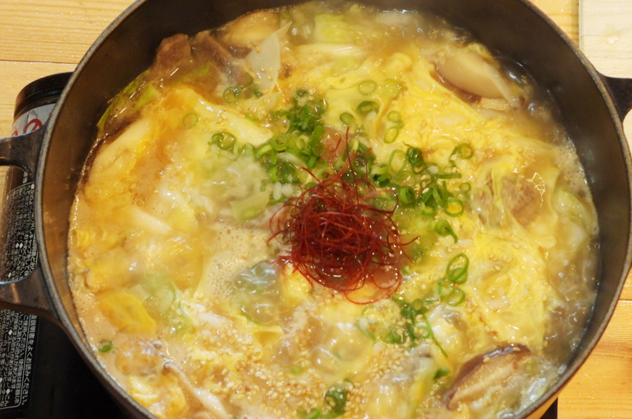 塩、こしょうで味を調えて、お好みでごまやコチジャン、糸唐辛子をトッピングして完成です。