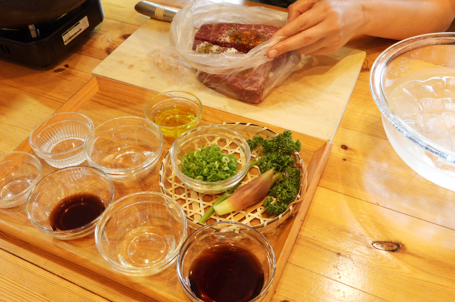 牛肉は冷蔵庫から出して、オリーブオイル、塩、こしょうをふって手で軽くすり込んでポリ袋に入れて３０分くらい常温に戻しておきます。