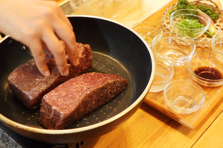 フライパンにオリーブオイルを強めの中火で熱したら、牛肉を入れて全ての面を約１分ずつ焼きます。