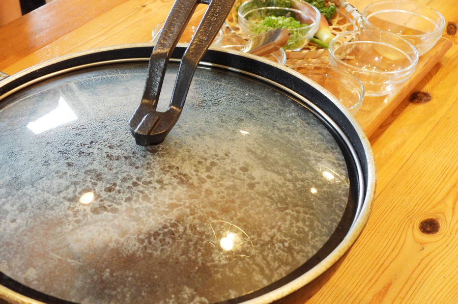 ふたをして弱めの中火で2～3分間蒸し焼きにします。