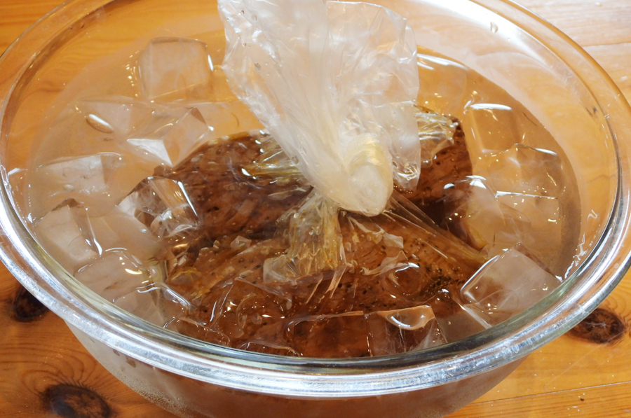 4を汁ごとポリ袋に入れて、氷水に入れて冷まします。