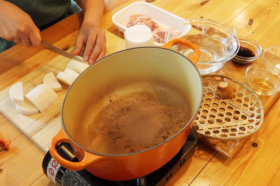 大根は皮をむいて2㎝幅くらいの半月切りにします。生姜は皮ごと千切りにします。