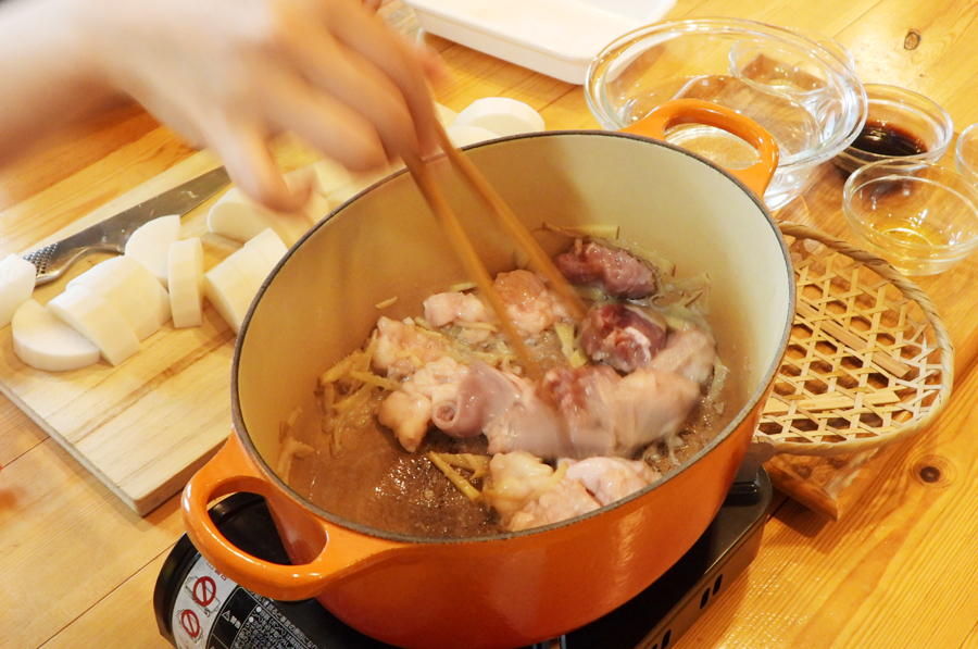 厚手の鍋か深めのフライパンに、ごま油と生姜を入れて中火にかけて炒めます。生姜のいい香りがしてきたら、ホルモンを入れて炒めます。