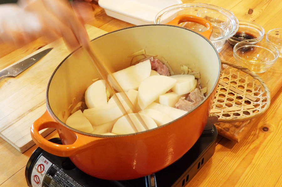ホルモンに軽く火が通ったら、大根を加えて炒めます。