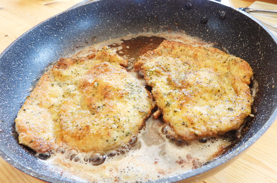 フライパンにバターとオリーブオイルを入れて、バターが溶けたら４を入れて両面きつね色になるまでじっくり揚げます。
