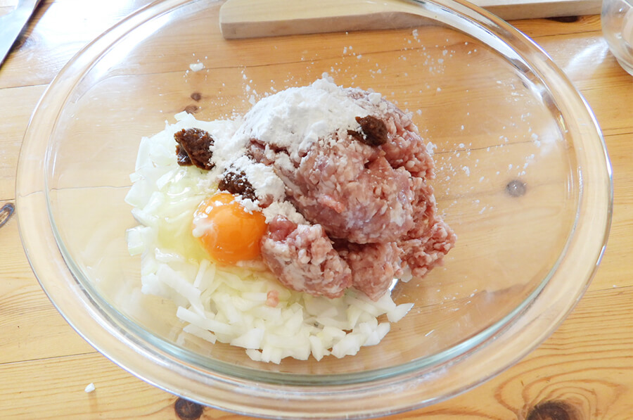 ボウルに、ひき肉を入れて、玉ねぎ、溶き卵、塩、味噌、片栗粉を入れて混ぜ合わせます。