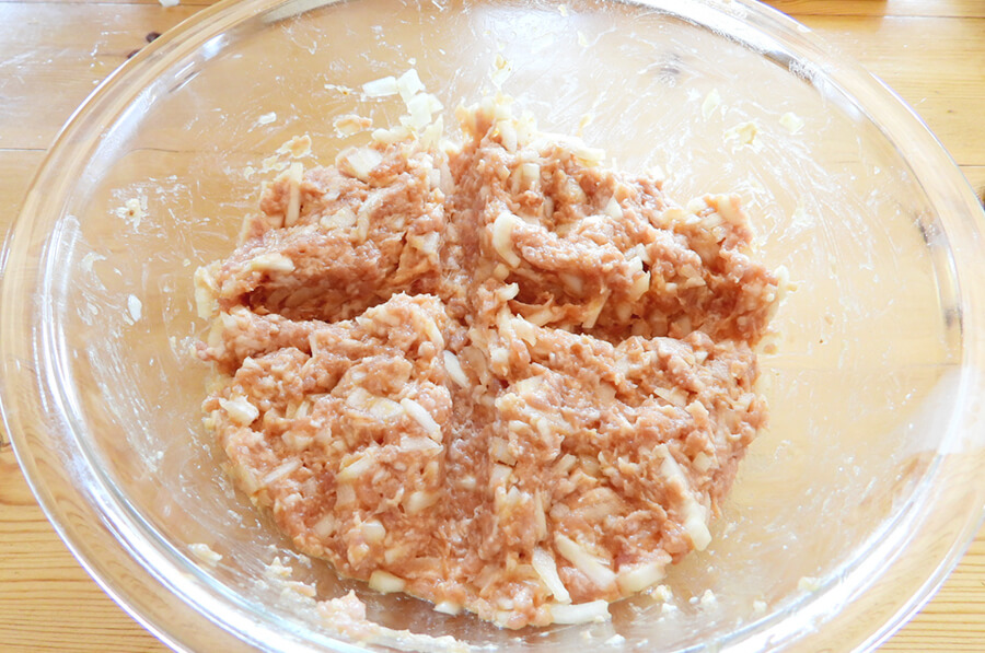 タネが出来上がったら、作りたいサイズと個数にざっくりとボウルの中で分けます。空気を抜きながら、楕円形にまとめます。（少し手を濡らすとやりやすいです）