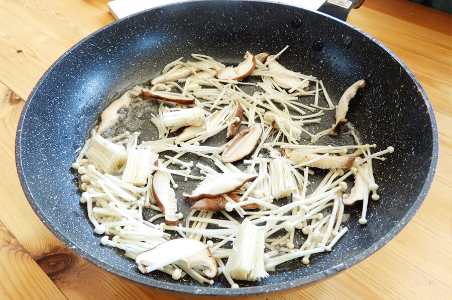 フライパンに薄く油をひいて中火にかけて片面に焼き色をつけます。