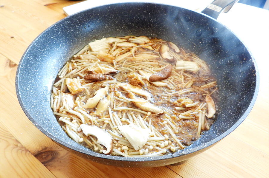 2〜3分焼いてこんがりと片面に焼き色がついたら裏返して焼き色をつけます。