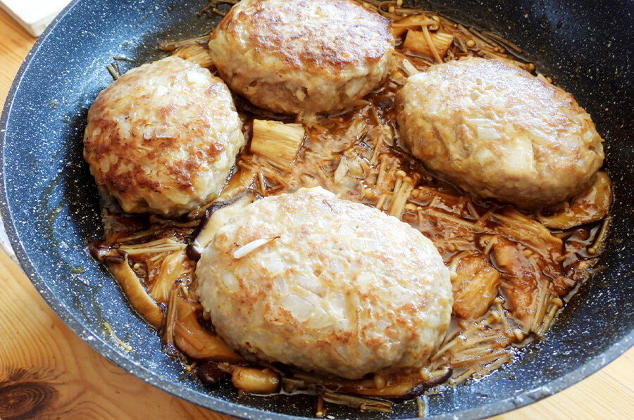 お好みで、ハンバーグにショウガソースをかけるか、焼いたハンバーグをショウガソースと軽く煮込んでも。