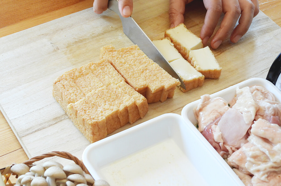 絹揚げ豆腐は食べやすい大きさに切ります。ねぎは斜め切りにします。しめじは石づきをとってほぐしておきます。