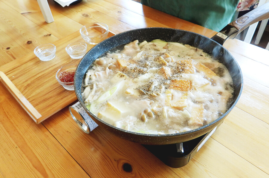 沸騰したら、しょうゆを加えて、塩、こしょうで味を調えて完成です。