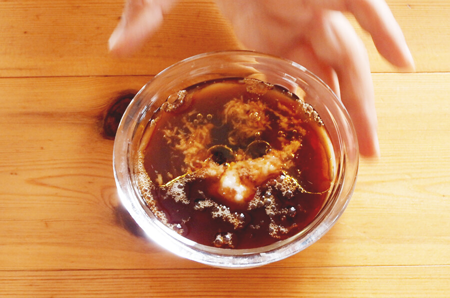 その間にドレッシングの材料を混ぜ合わせます。