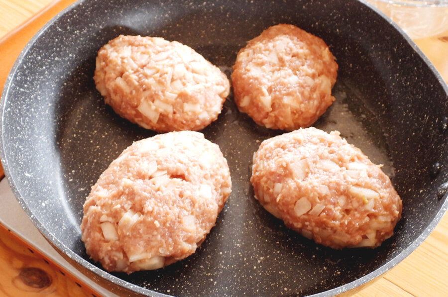 ４等分にして、丸く形を整えたら、両手でキャッチボールをするように空気を抜きながら形をととのえます。