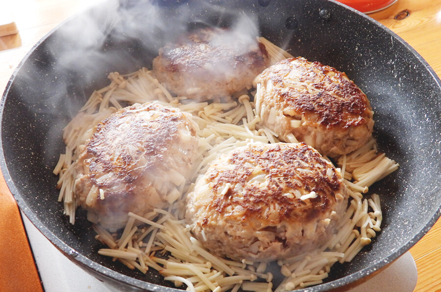 フライパンにオリーブオイルを入れて、３を入れて中火で両面焼いたら、隙間にえのきだけを入れて蓋をして片面４分ずつ弱火で蒸し焼きにします。